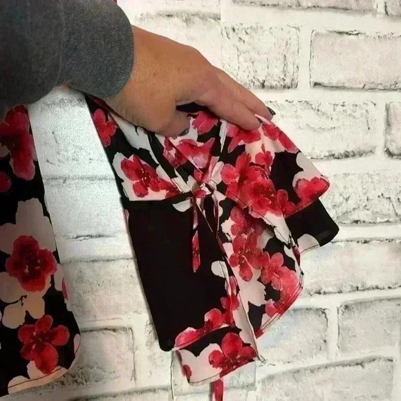 Calvin Kline blouse size small petal style sleeves with ties red black floral - Picture 3 of 6